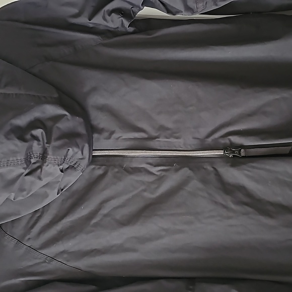 391. Lululemon Fo Drizzle Jacket - Picture 7 of 14